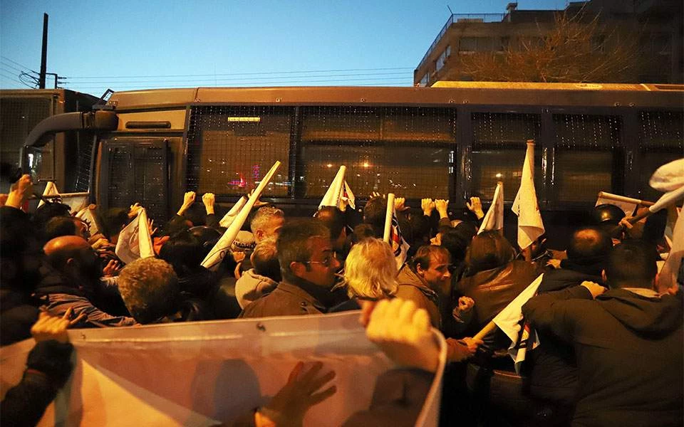 Συνδικαλιστές της ΕΛΑΣ κατά κυβέρνησης: Αμέτρητοι αστυνομικοί για ένα συνέδριο